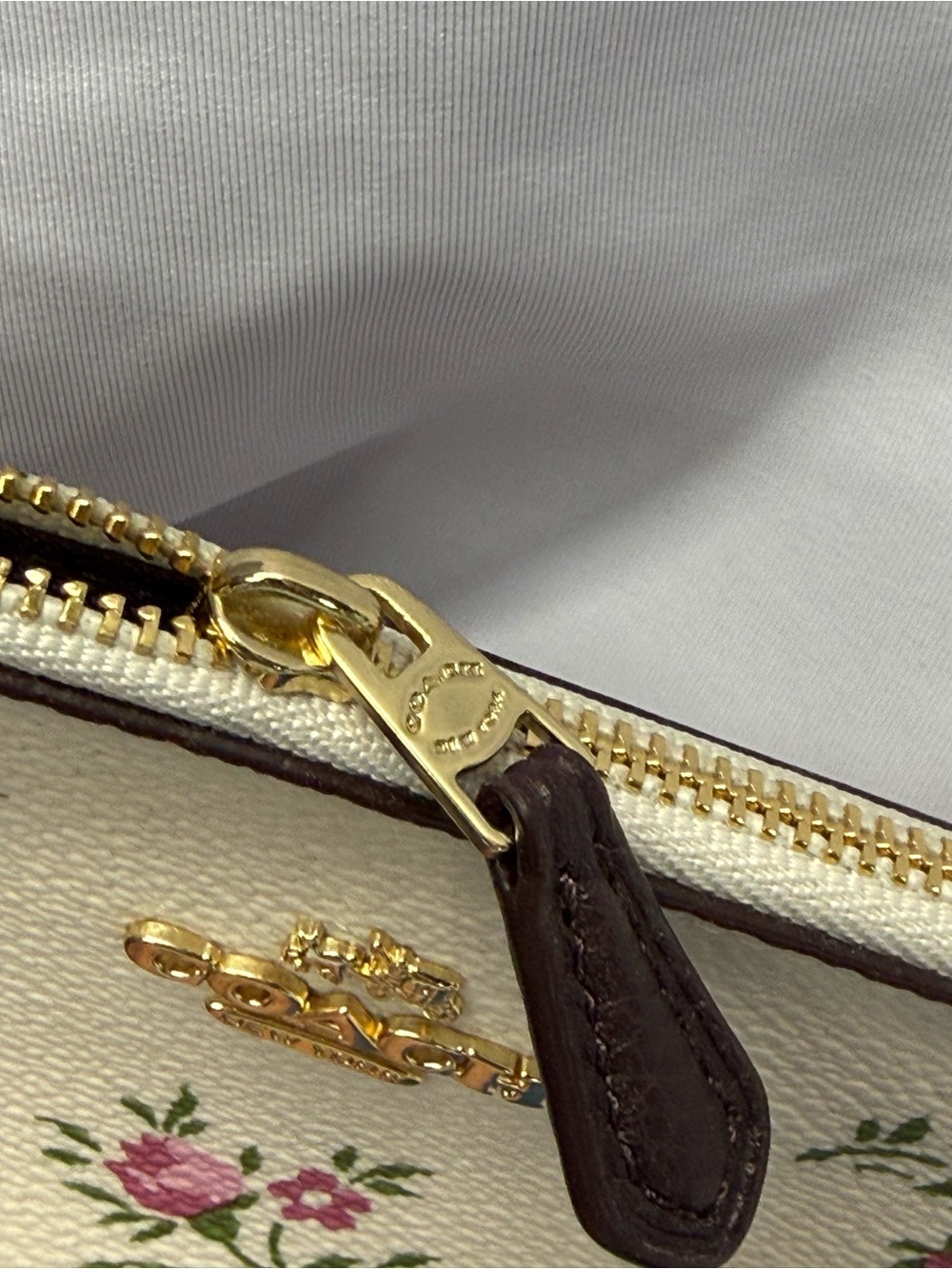 (new+tag) Coach Ivory Floral Leather Wristlet with Pink Accents & Gold Hardware - Picture 5 of 9